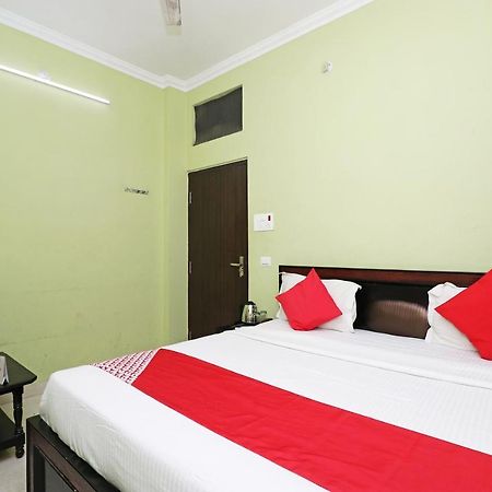Capital O 11480 Hotel Blue Star Bénarès Extérieur photo